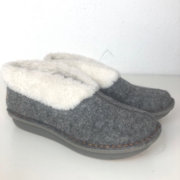 clarks step flow slippers